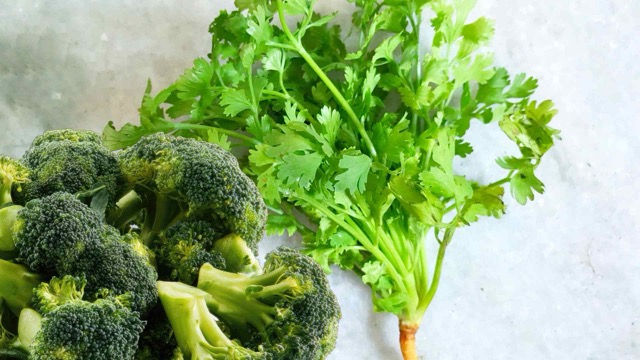 La cilantro o el brócoli ayudan a apoyar la eliminación de metales pesados naturales. Foto gráfica: Huong Son