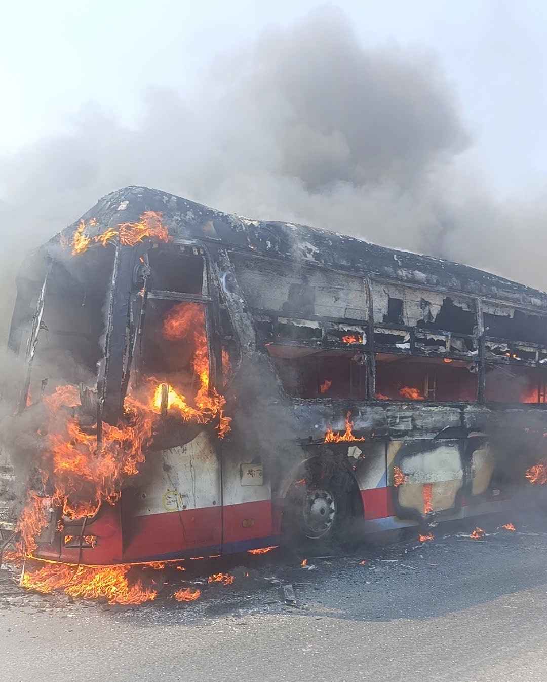 Functional forces conduct firefighting for a passenger car catching fire. Photo: Huu Long
