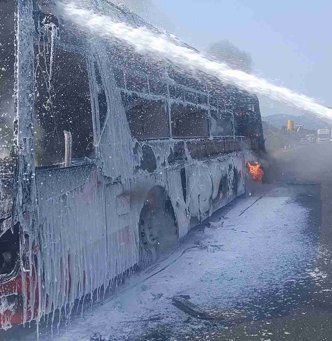 Hiện trường vụ cháy xe khách. Ảnh: Hữu Long