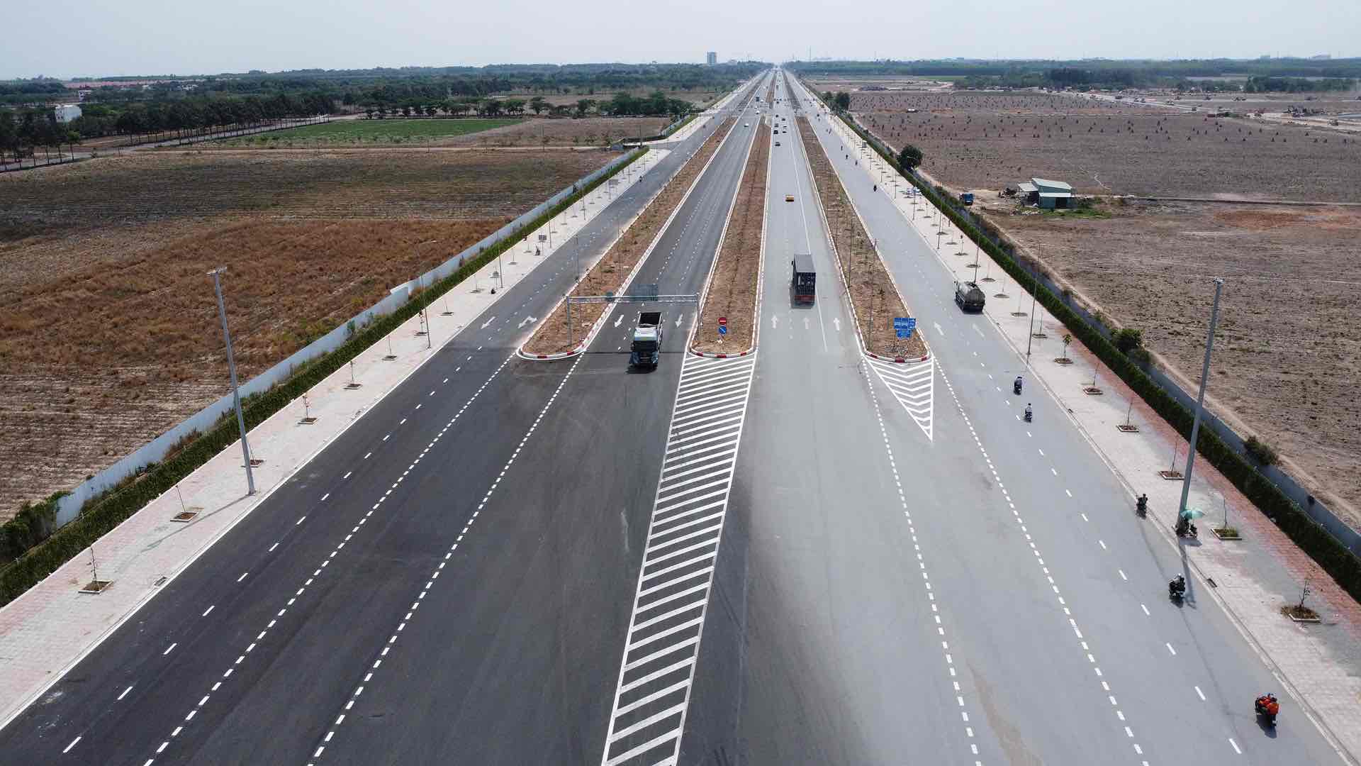 25B号線は、ホーチミン市環状3号線とベンルック-ロンタイン高速道路の交差点で10車線です。写真:HAC