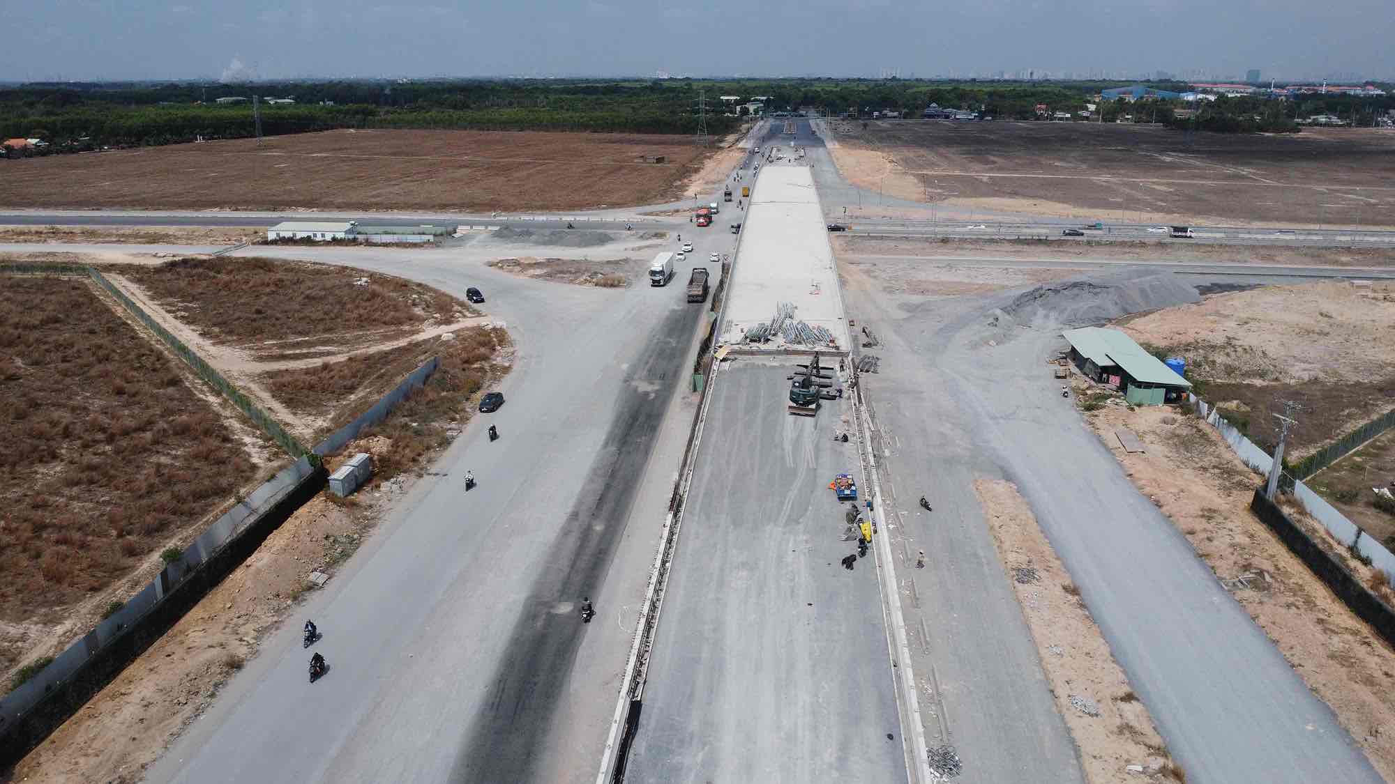 Hạng mục cầu vượt tại nút giao với đường Vành đai 3 TPHCM, cao tốc Bến Lức - Long Thành đang được thi công gấp rút. Ảnh: HAC