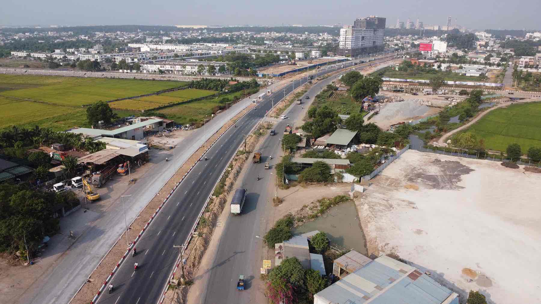 Đường 25B (đường Tôn Đức Thắng) đoạn từ quốc lộ 51 vào trung tâm xã Nhơn Trạch đang được thi công gấp rút. Ảnh: HAC