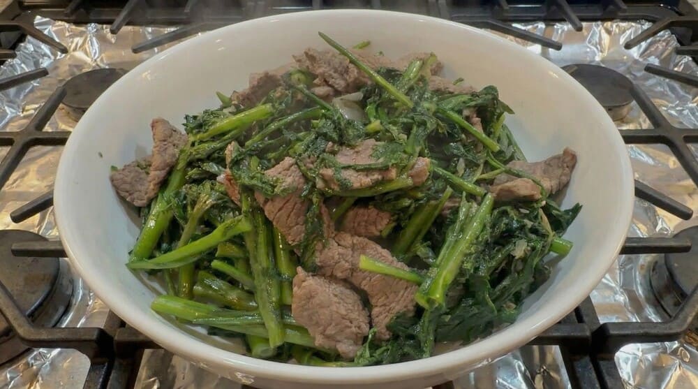 How to make beef stir-fried with spinach is simple, both delicious and nutritious. Photo: Thu Lan