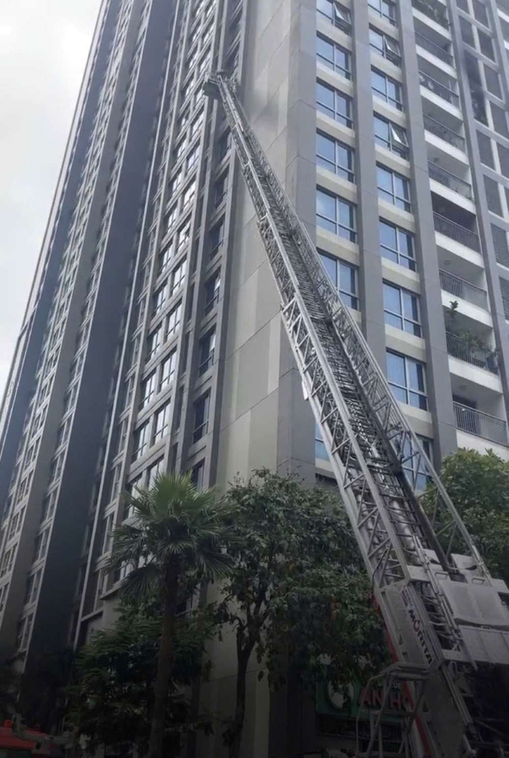 Xe thang tiếp cận hiện trường vụ cháy. Ảnh: Người dân cung cấp