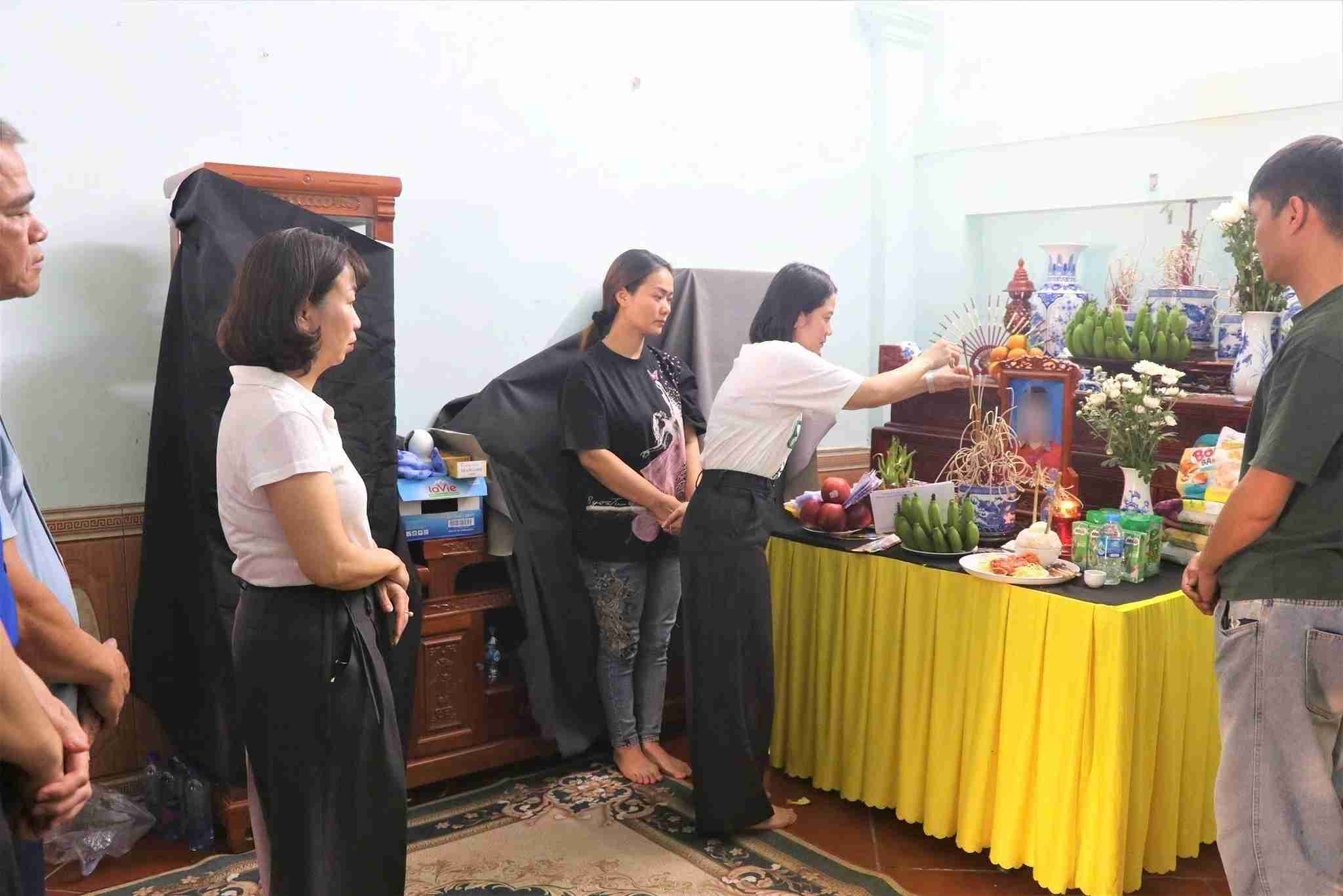 Representatives of Pho Hien Ward came to pay respects and share the loss with the family of the drowning victim. Photo: Pho Hien Ward