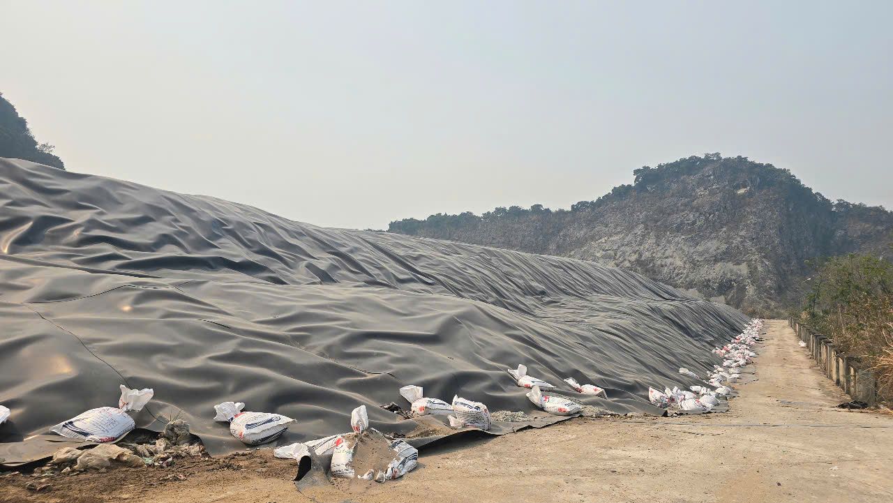 Hundreds of thousands of cubic meters of waste accumulated in the Quèn Khó valley have been covered with tarpaulin to ensure the environment. Photo: Diệu Anh