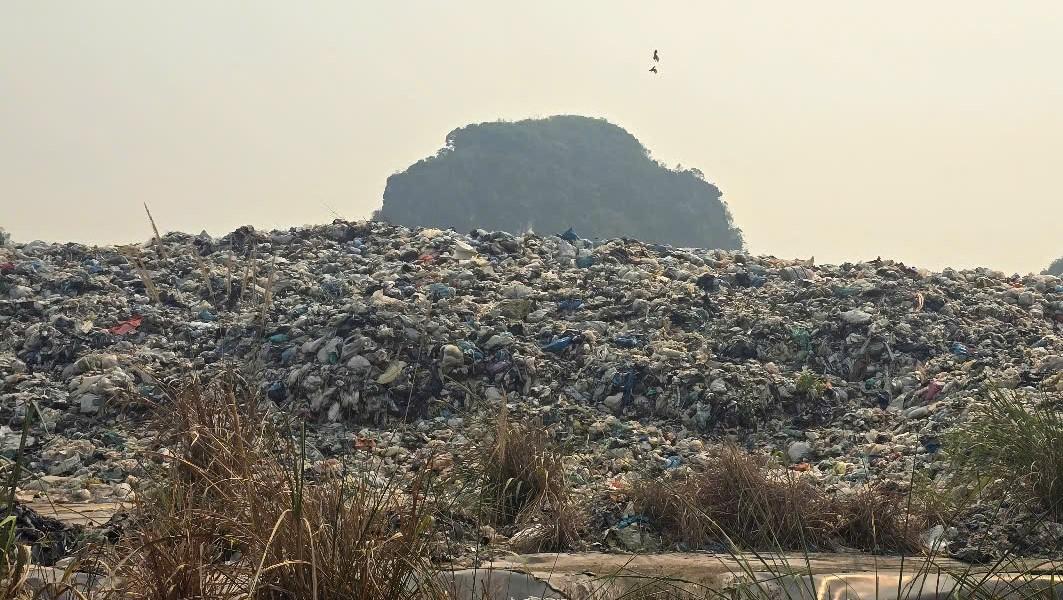 Hiện nay, việc tiếp nhận, xử lý rác thải tại thung Quèn Khó được thực hiện tại hố B. Ảnh: Diệu Anh