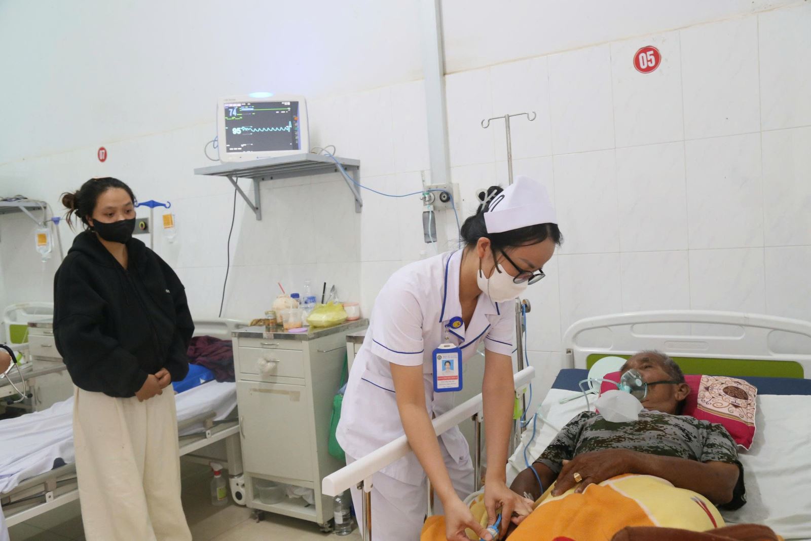 The grassroots health system in Dak Lak is still lacking medical equipment and supplies to prevent infectious diseases. Photo: Bao Trong