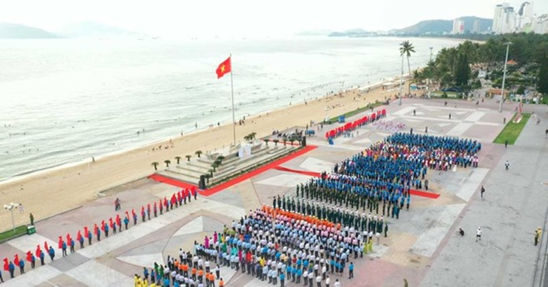 Khánh Hòa tổ chức lễ chào cờ tháng 5, tôn vinh người lao động