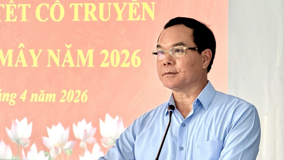 Minister of Ethnic Minorities and Religion Nguyen Dinh Khang speaks at the Tet gift giving ceremony of Chol Chnam Thmay to Khmer people in Vinh Long province. Photo: Hoang Loc