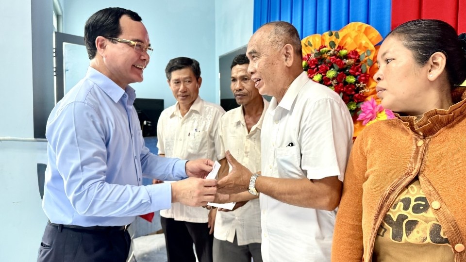 Bộ trưởng Bộ Dân tộc và Tôn giáo Nguyễn Đình Khang trao quà Tết Chôl Chnăm Thmây cho đồng bào Khmer tại xã Bình Phú, tỉnh Vĩnh Long. Ảnh: Hoàng Lộc