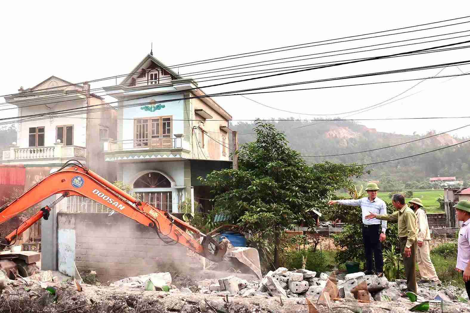 Nhi Chieu people donate land and dismantle works to expand the road. Photo: Nhi Chieu Ward
