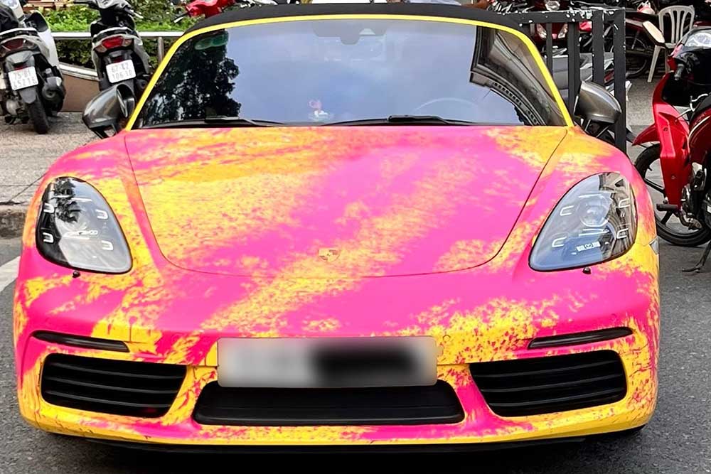 The Porsche 718 Boxster T with a striking two-tone decal appeared on the streets of Ho Chi Minh City, attracting the attention of sports car lovers. Photo: Duy Bao
