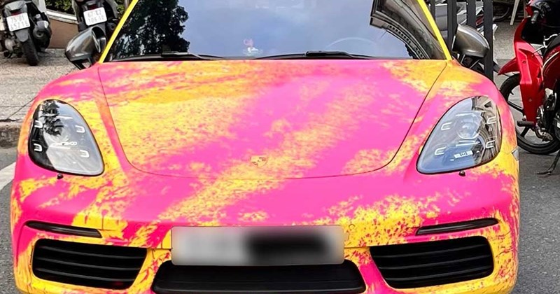 Porsche 718 Boxster T với lớp sơn graffiti xuất hiện tại TP.HCM