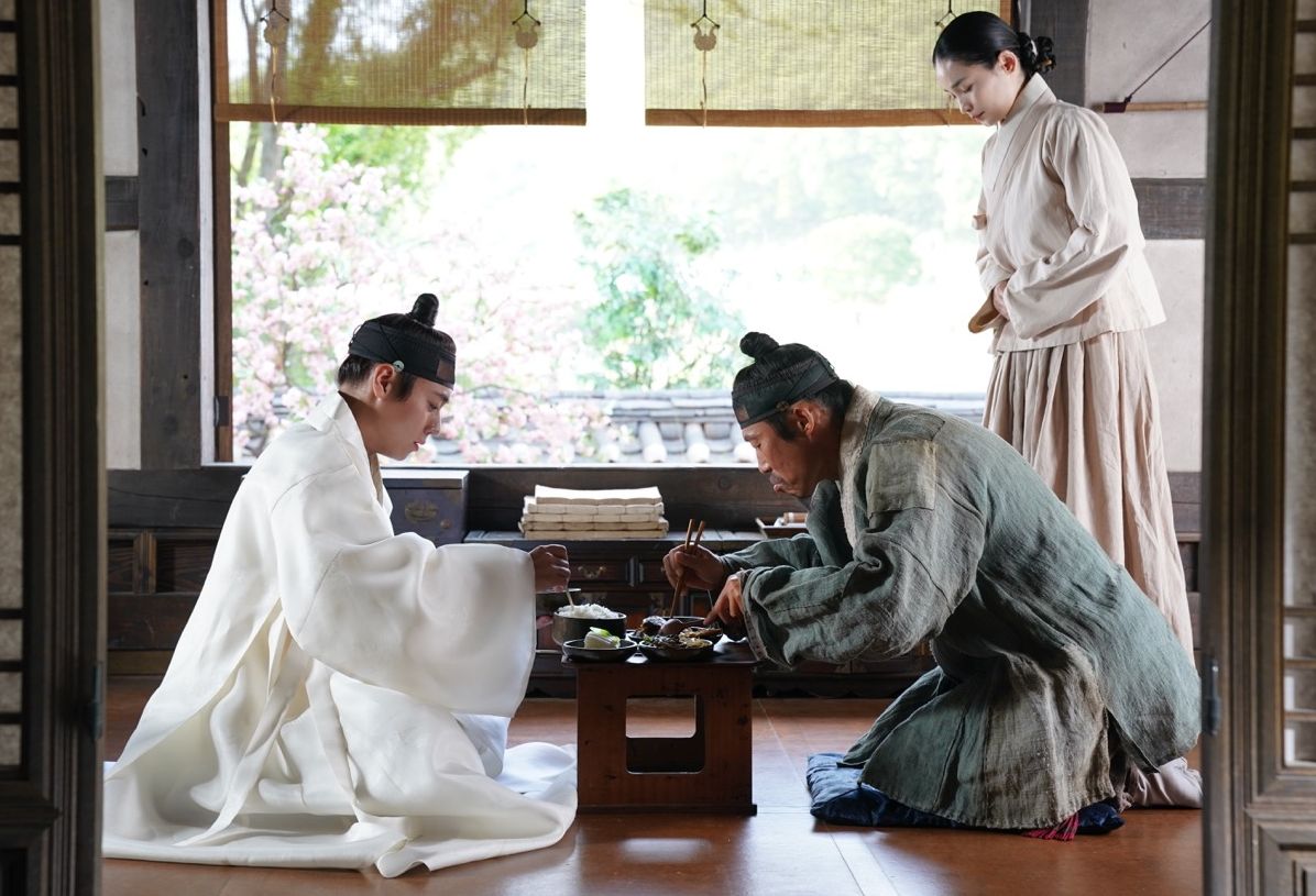 Película "Dưới bóng điện hạ". Foto: CGV.