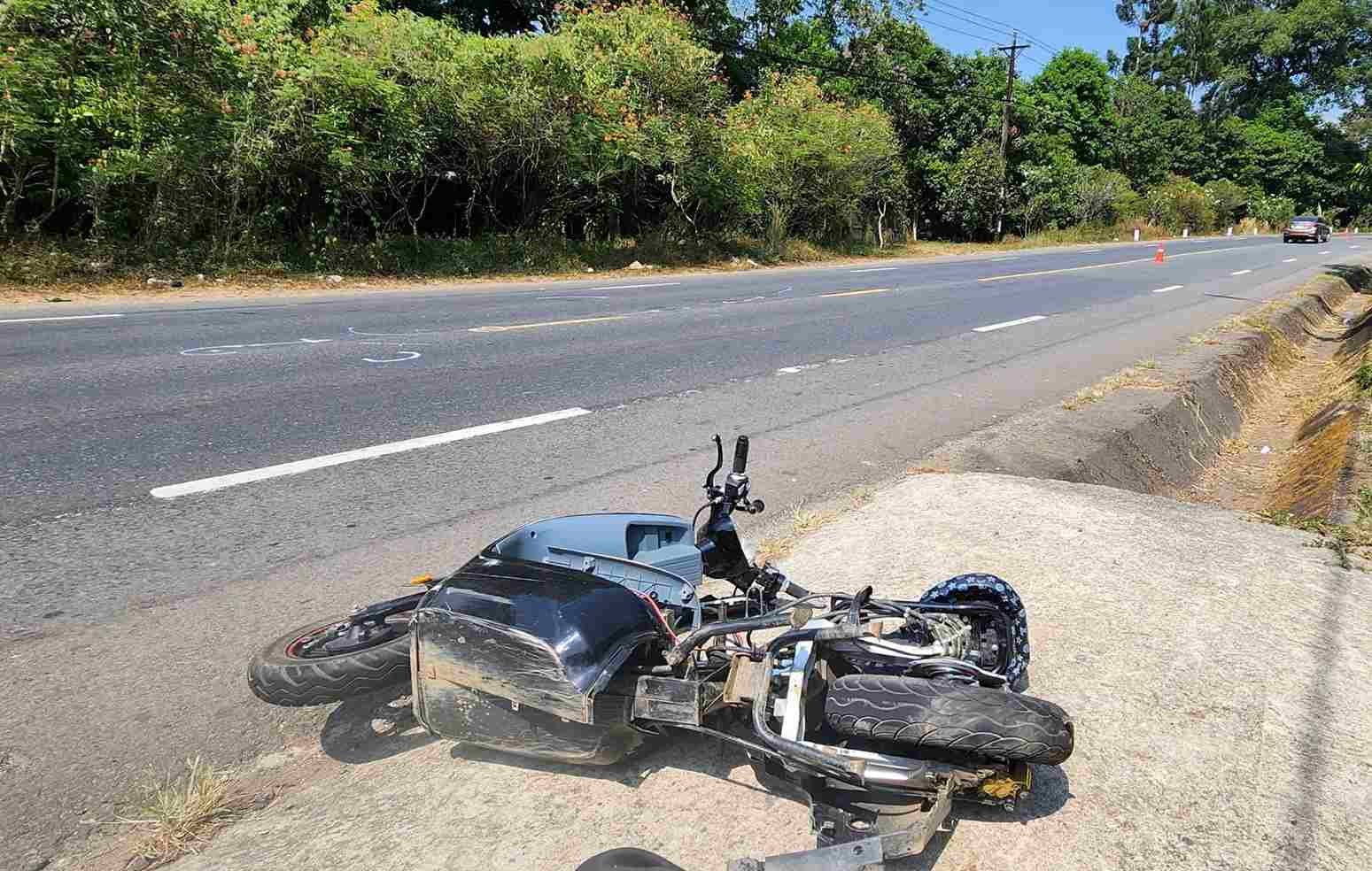 Xe đạp điện bị biến dạng sau tai nạn. Ảnh: Phúc Khánh 