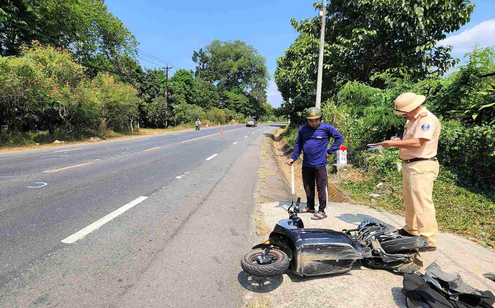 Cơ quan chức năng khám nghiệm hiện trường vụ tai nạn. Ảnh: Phúc Khánh 