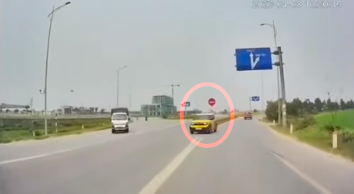 Driver going against traffic. Photo: Cut from clip