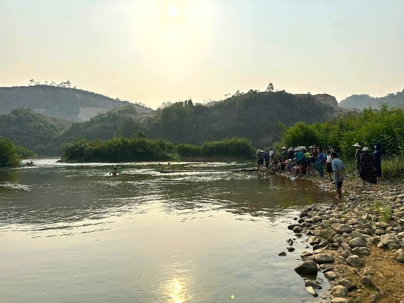 Functional forces and people search for drowning victims in Trang Dinh commune, Lang Son. Photo: People provided