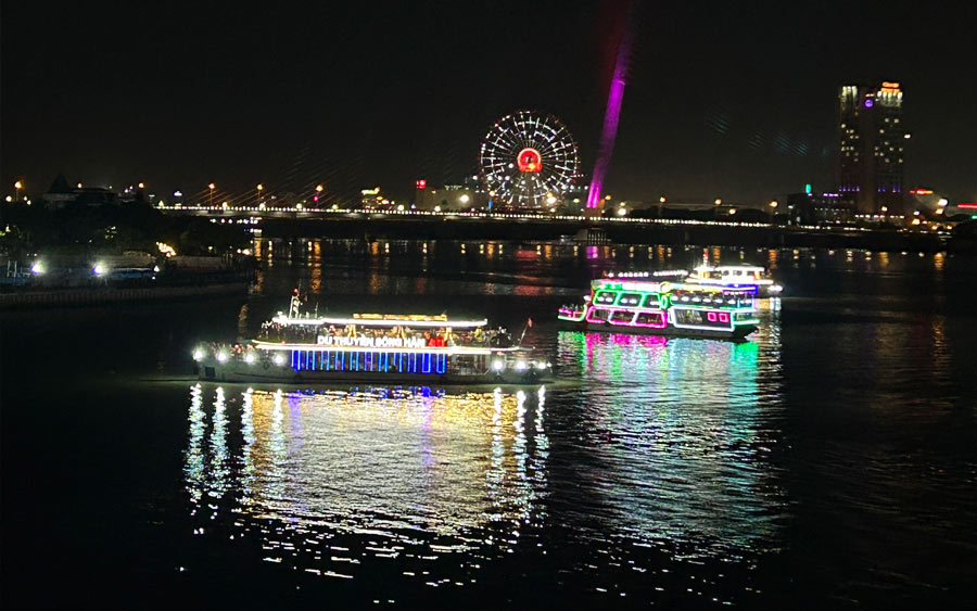 Du thuyền đêm trên Sông Hàn tại Đà Nẵng. Ảnh: Thanh Hằng