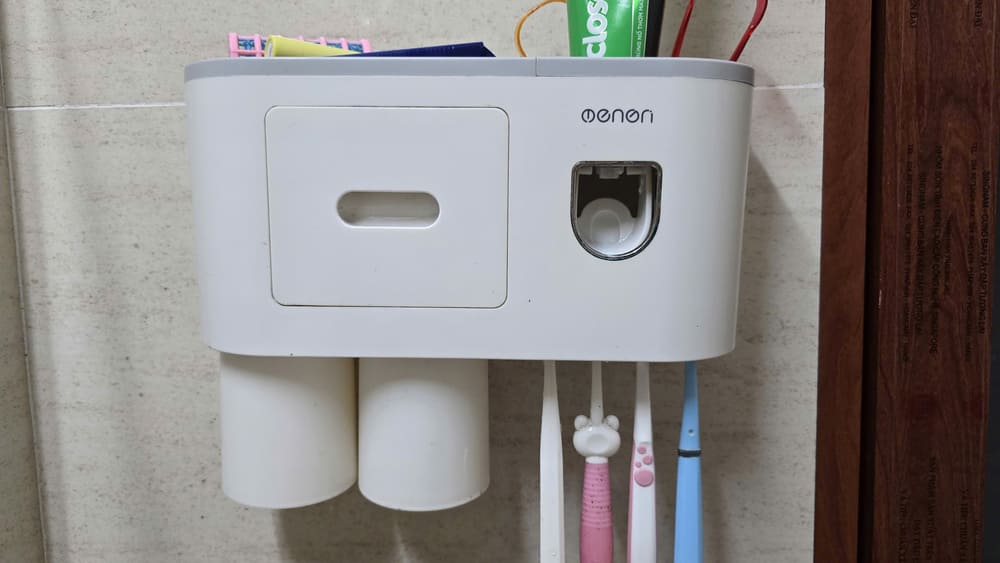 The multi-functional toothbrush box is one of the items that helps keep the bathroom always tidy and clean. Photo: Tuan Dat