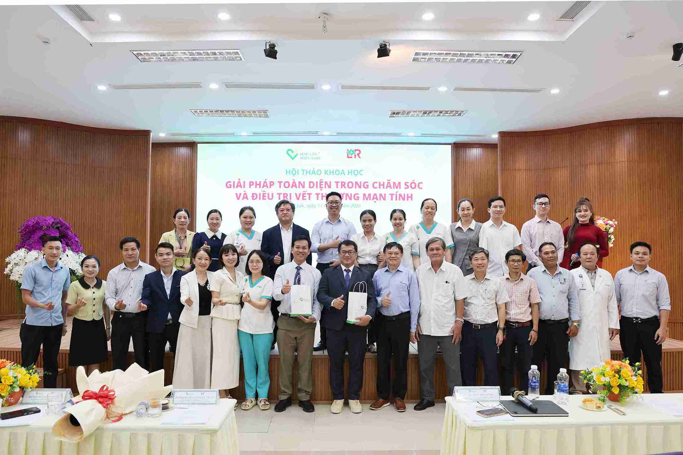 Médicos y enfermeras se reunieron en la provincia de Đắk Lắk para asistir al seminario. Foto: Bảo Trung