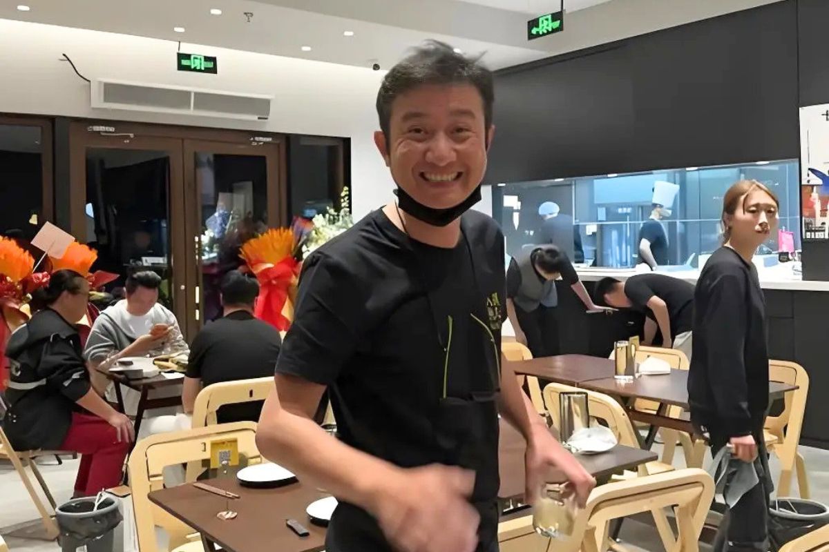 Nam diễn viên Văn Chương tất bật làm phục vụ. Ảnh: Xinhua