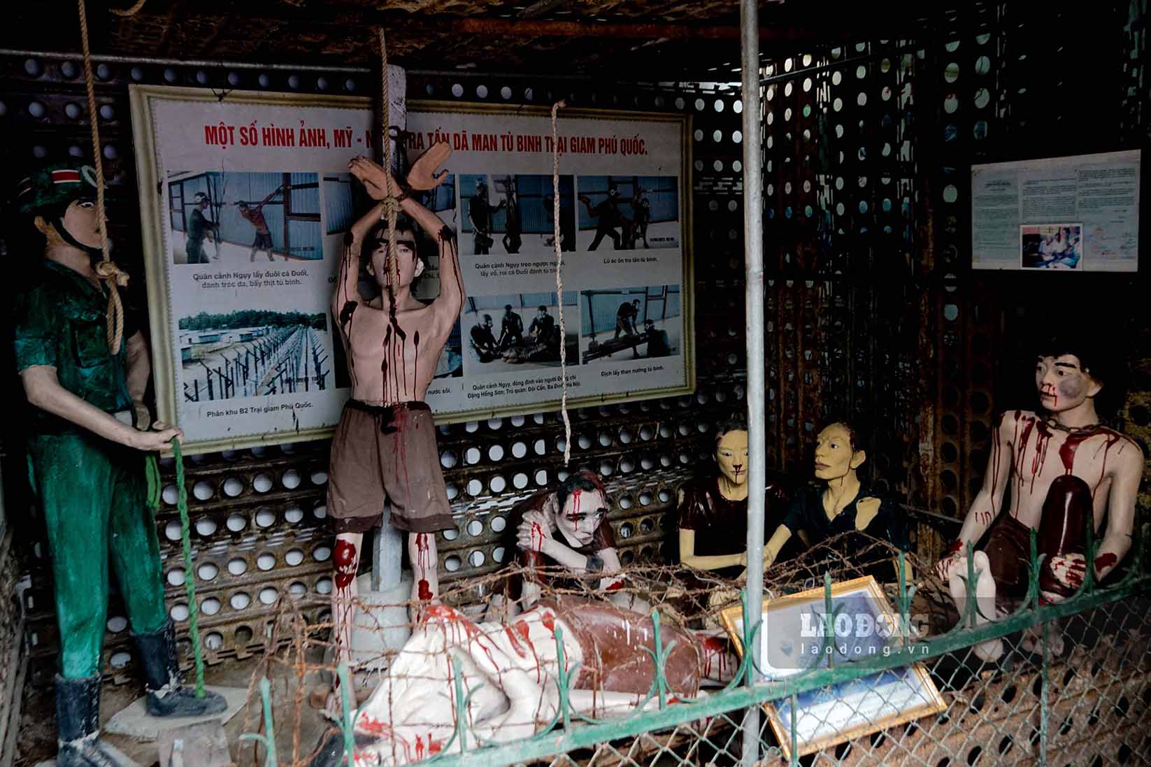Không gian tái hiện khu chuồng cọp giam cầm và từng cách thức tra tấn các chiến sĩ cách mạng. Ảnh: Hữu Vũ