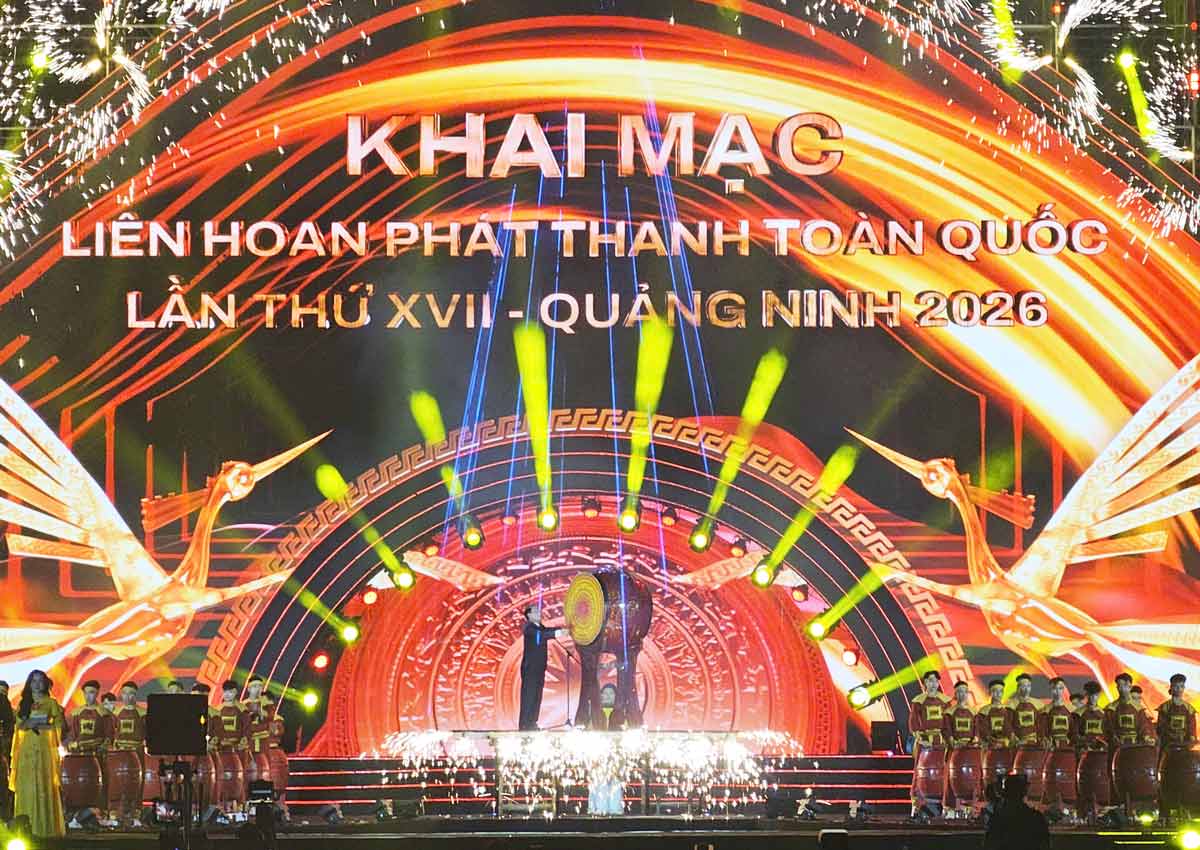 Đồng chí Đỗ Tiến Sỹ, Ủy viên Trung ương Đảng, Tổng Giám đốc Đài Tiếng nói Việt Nam, đánh trống khai mạc Liên hoan Phát thanh toàn quốc lần thứ XVII. Ảnh: Đoàn Hưng