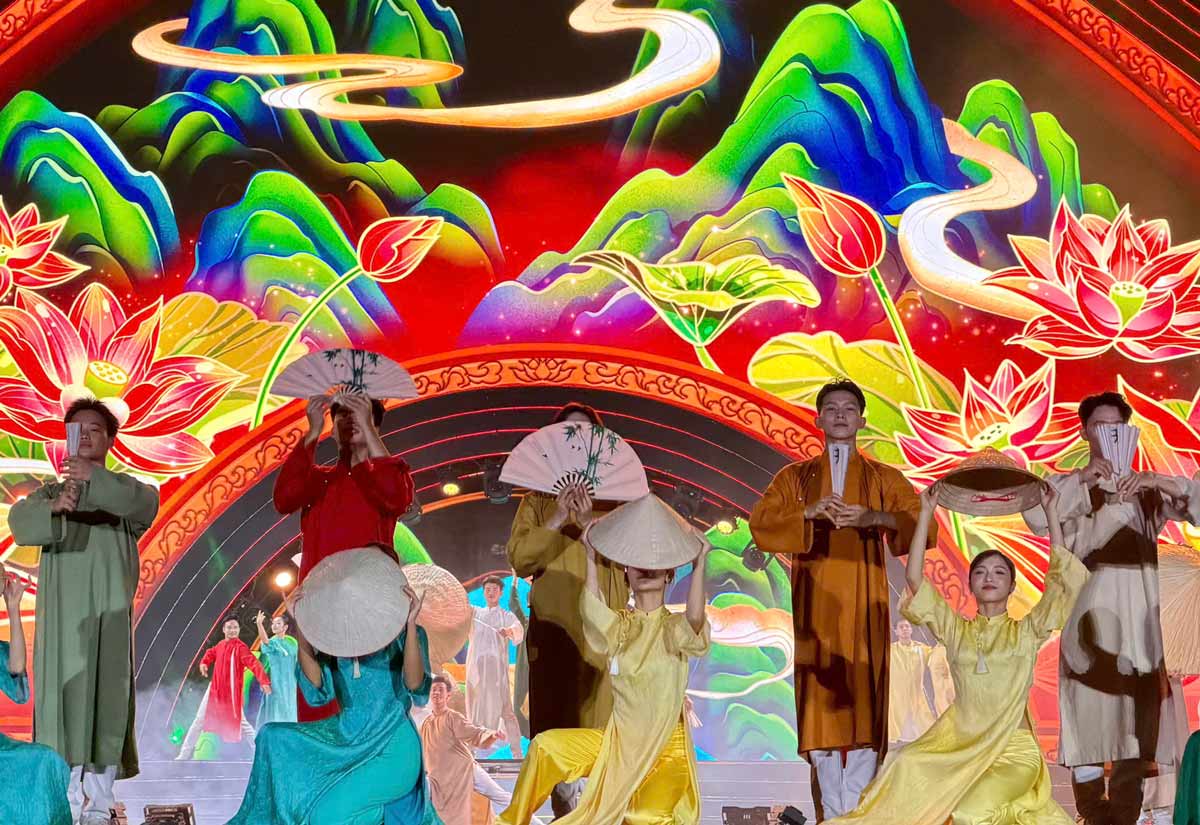 芸術プログラム「新時代の声」でのパフォーマンス。写真:ドアン・フン