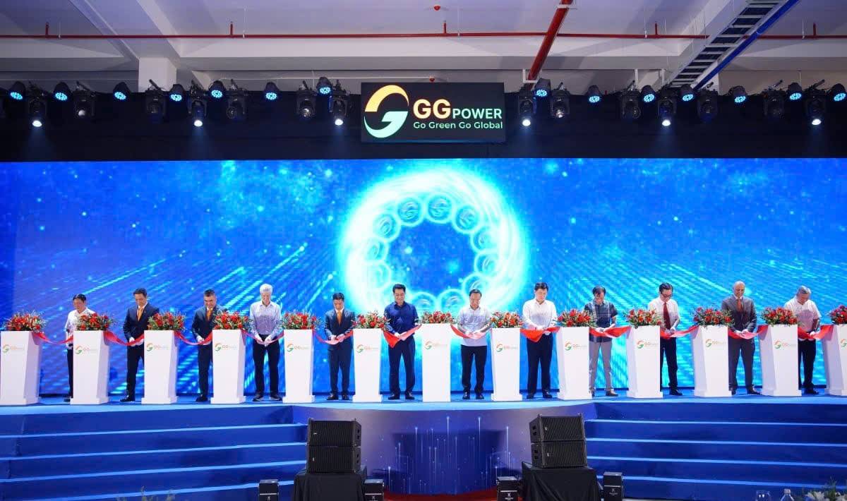 Leaders of the Ministry of Industry and Trade, Hung Yen Provincial People's Committee and domestic and foreign partners attend the factory launch ceremony. Photo: Hong Hanh