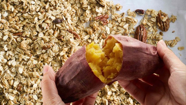 Sweet potatoes should be eaten in the morning with a bowl of thinly cooked oats to support the weight loss process. Graphic photo: Huong Son