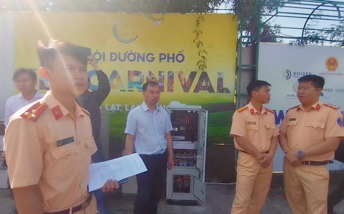 Caméras d'IA pour calculer le flux de véhicules, réglage automatique des feux dans le centre de Da Lat