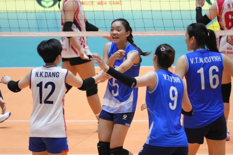 Hanoi Tasco Auto leads the women's rankings in the national volleyball league. Photo: VFV