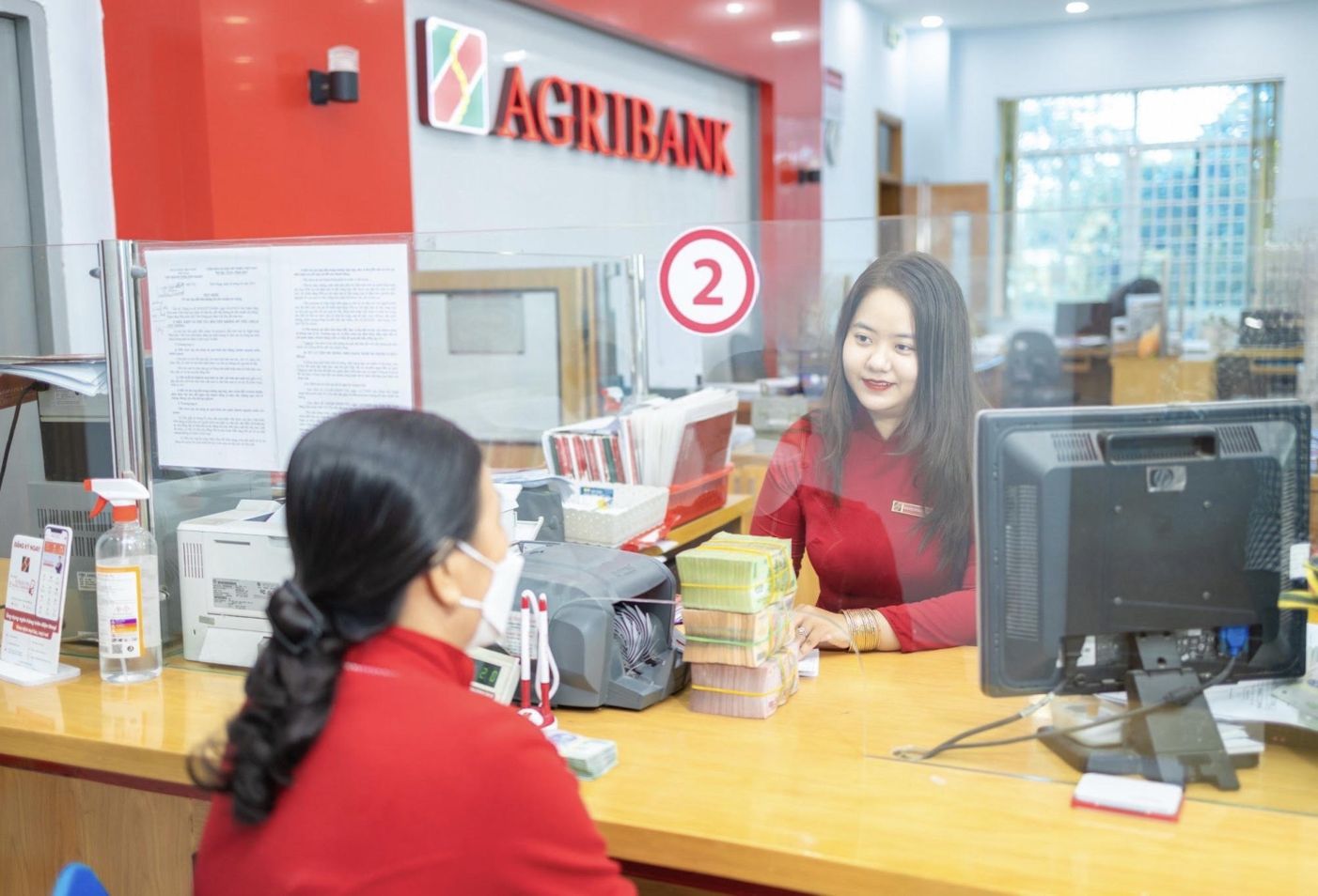 Agribank giảm mạnh lãi suất huy động 0,5%/năm kỳ hạn từ 24 tháng trở lên đối với khách hàng cá nhân. Ảnh: Agribank