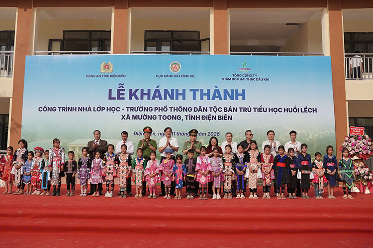 Cục Cảnh sát hình sự, PVEP đã trao tặng 44 suất quà cho các em học sinh. Ảnh: Đức Anh