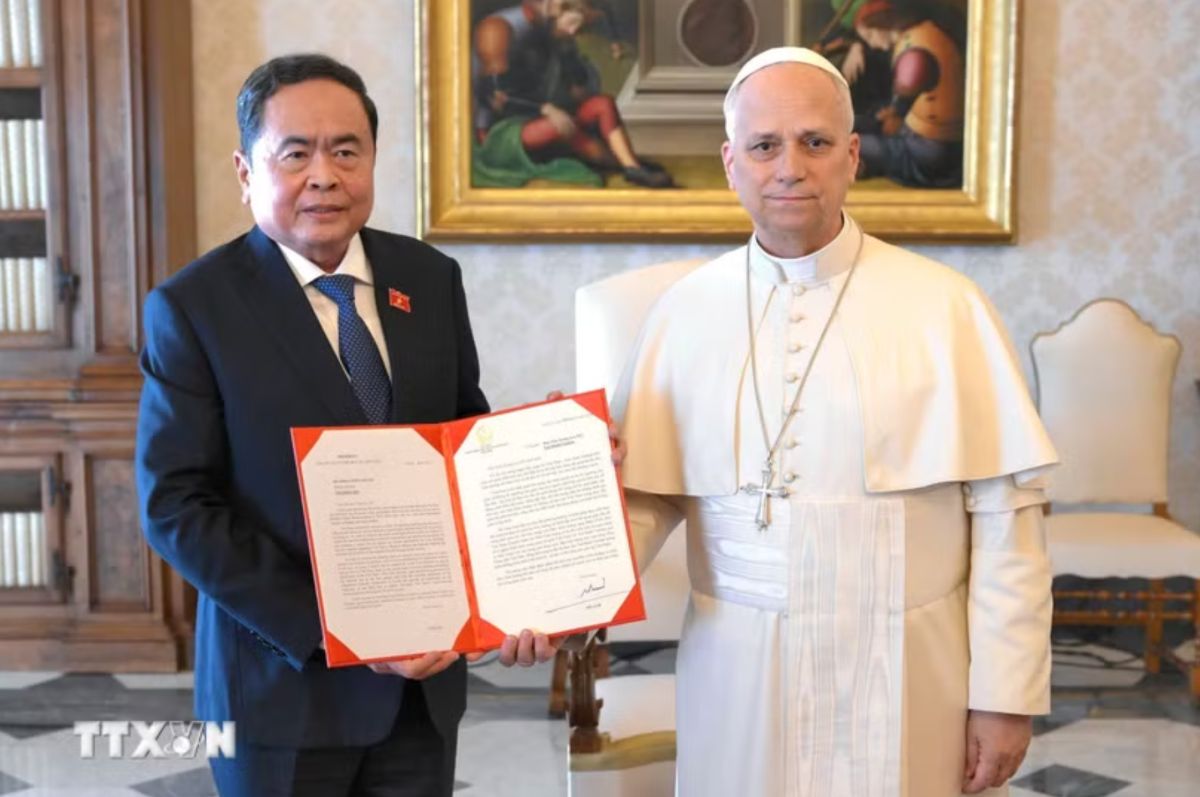 Politburo Member, National Assembly Chairman Tran Thanh Man presents a letter from General Secretary, President To Lam to Pope of the Vatican Holy See Leo XIV. Photo: VNA