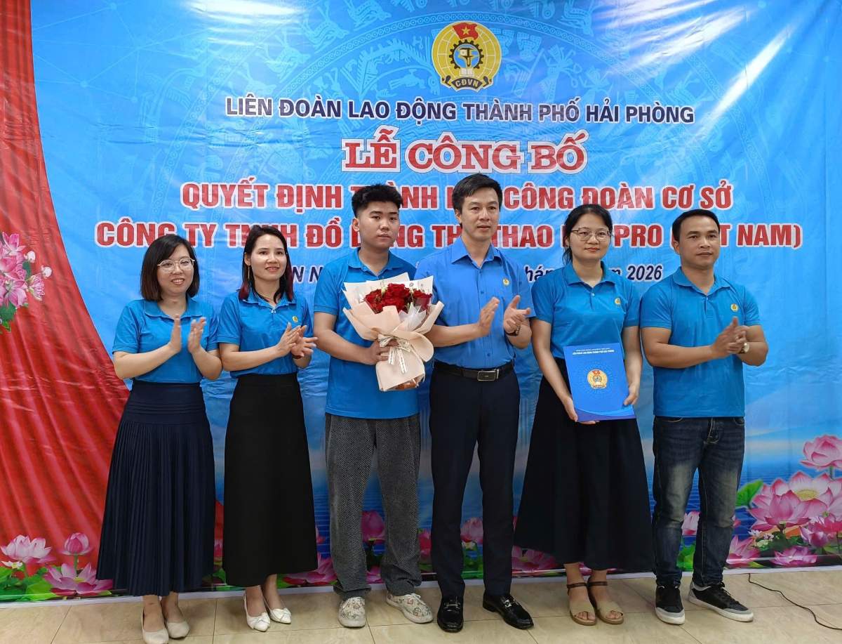 Representatives of the Trade Union Board of Hai Phong City Labor Federation Industrial Park present the decision to establish the grassroots Trade Union. Photo: Mai Dung
