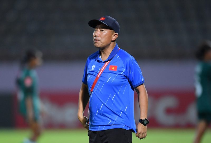 Entrenador Okiyama Masahiko de la selección femenina sub-20 de Vietnam. Foto: VFF