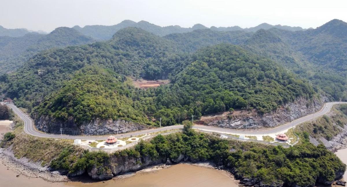 Cung đường xuyên đảo Cát Bà được mệnh danh là một trong cung đường ven biển đẹp nhất miền Bắc. Nhằm đưa tuyến giao thông xuyên đảo thành “đường hoa“, chính quyền địa phương đã đầu tư hơn 64 tỉ đồng trồng hoa giấy đủ sắc màu dọc 20 km đường xuyên đảo và xây dựng 3 chòi vọng cảnh ở khu vực đẹp nhất trên tuyến đường, tạo không gian check in cho du khách. Ảnh: Ngọc Trinh