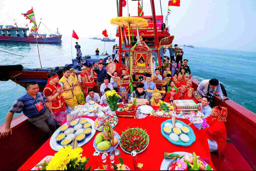 바다에서 열리는 어업 기원 의식은 어민들의 신앙심과 평화에 대한 염원을 표현합니다. 사진: 응옥안