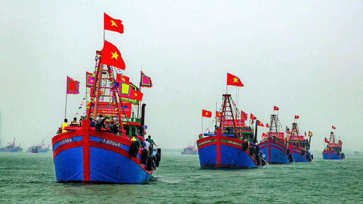 Các tàu thuyền tham gia rước ấn và sắc linh tại lễ hội cầu ngư. Ảnh: Ngọc Anh