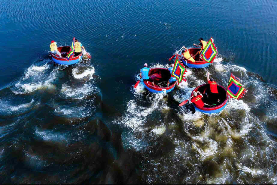 Hoạt động đua thuyền thúng trên biển thu hút đông đảo người dân và du khách tham gia. Ảnh: Ngọc Anh