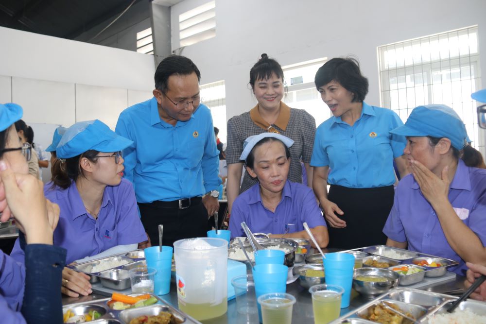 The Trade Union meal was organized by the Trade Union of Khanh Viet Corporation in coordination with the grassroots Trade Union of Khatoco Packaging Printing Joint Stock Company for 400 workers to participate. Photo: Phuong Linh