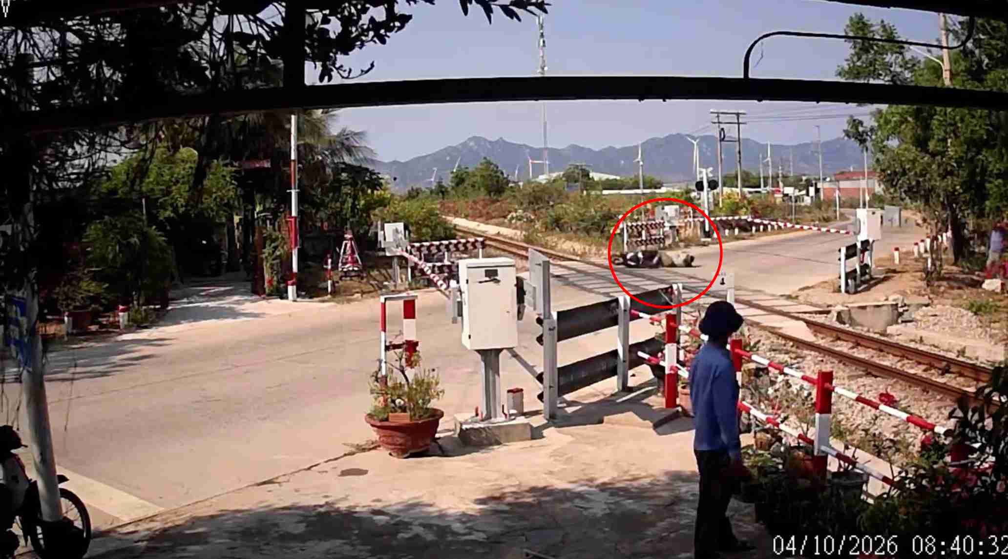 Una mujer que conducía una motocicleta perdió el control de la velocidad y se estrelló contra un paso de tren. Foto: Huu Long