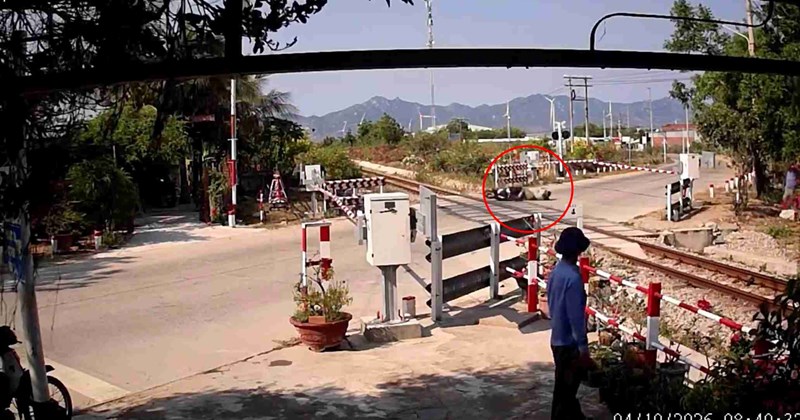Mất lái, ô tô đâm rào chắn đường sắt khi tàu đến