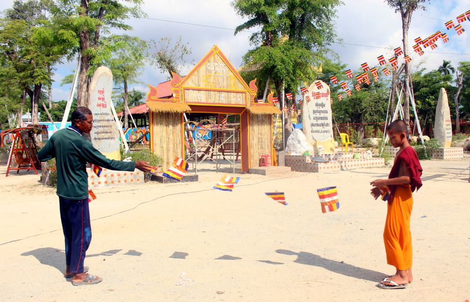 Phật tử cùng các sư trẻ chung tay trang trí nhà chùa thật trang trọng để đón tiếp năm mới. Ảnh: Thanh Mai