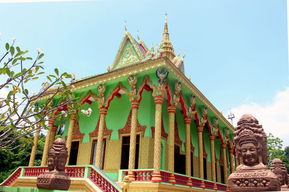 Các ngôi chánh điện chùa cũng được làm mới để đón sự kiện quan trọng của năm mới. Trong ảnh là chánh điện chùa Tà Miệt trên, nơi diễn ra lễ ra mắt Ủy ban Mặt trận Dân tộc Giải phóng miền Nam Việt Nam tỉnh An Giang vào năm 1961. Ảnh: Thanh Mai