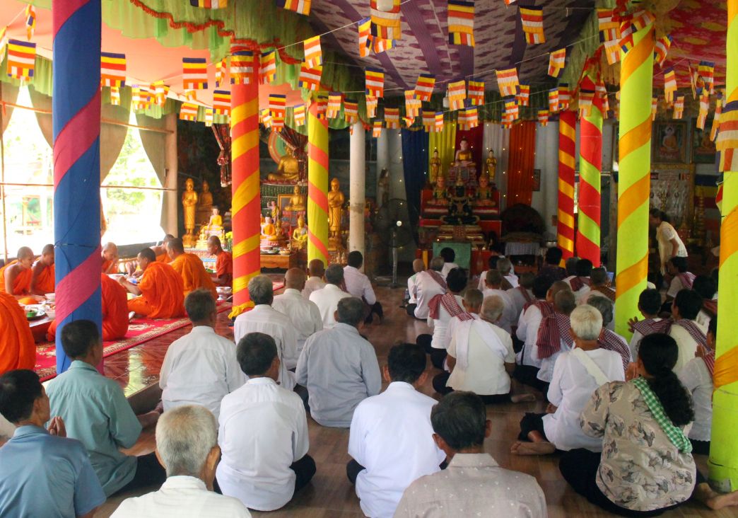 Dịp Chol chnam thmay,  phật tử tập trung vào chùa nghe sư sãi thuyết pháp. Ảnh: Thanh Mai