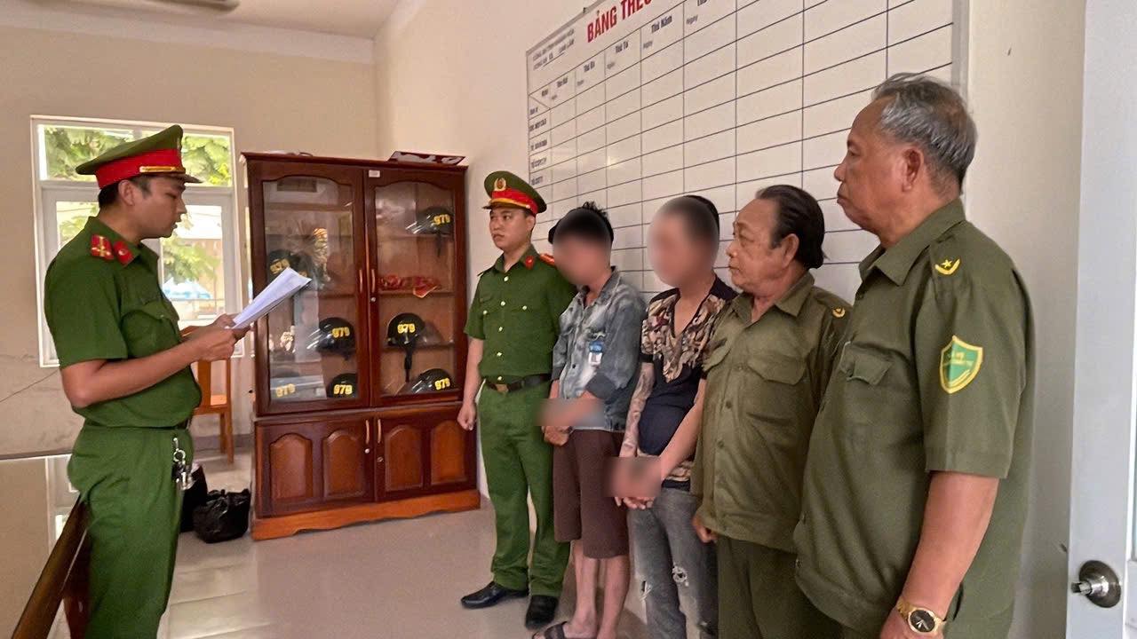 Las fuerzas funcionales detienen temporalmente a 2 acusados por tráfico de drogas. Foto: Policía de la comuna de Cam Lam